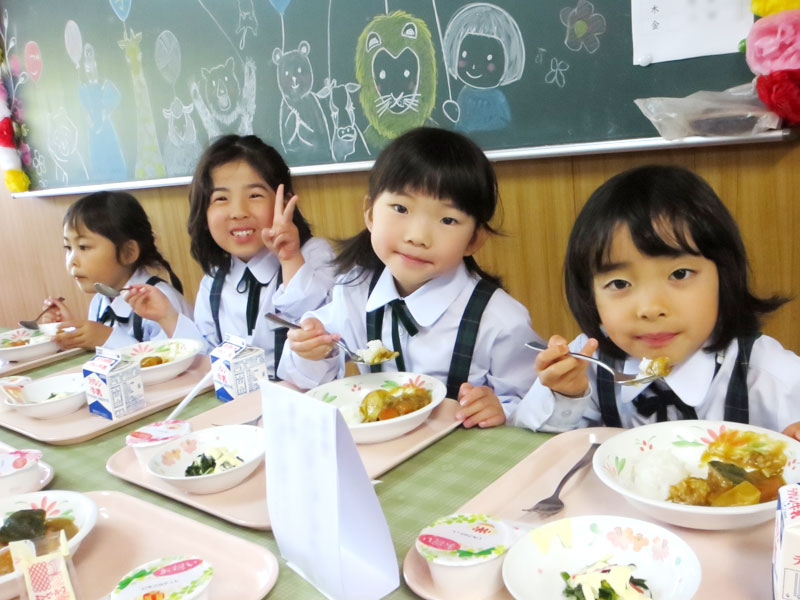 長崎精道小学校 ランチルームで給食