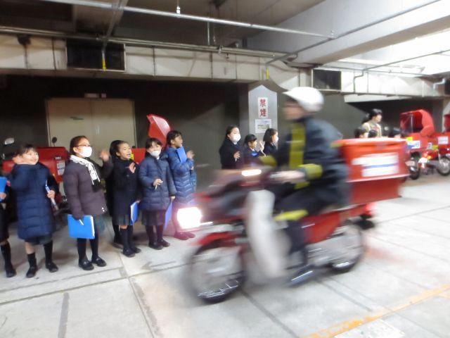 郵便局見学、そして、校内「なかよし郵便局」開設!