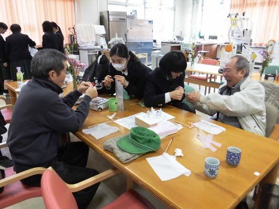 中学生がボランティア活動で施設訪問20170321