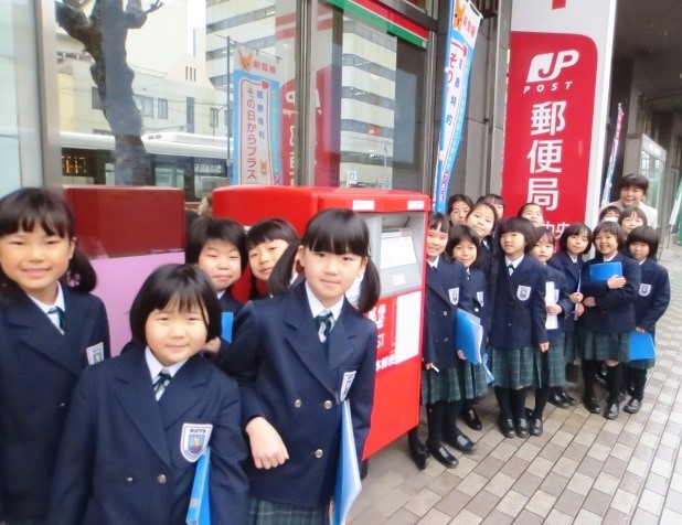 生活科の校外学習で郵便局を見学