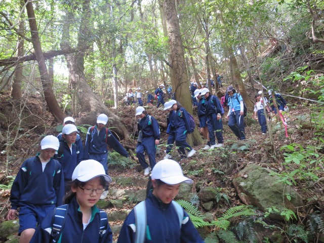中学校で「春の新入生歓迎遠足」