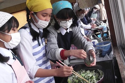 野菜炒め、上手にできました! ~小6家庭科調理実習