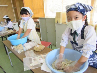 お味噌づくりを体験! ~小学3年生
