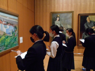 中学生が美術館見学へ ~企画展鑑賞と表現活動体験