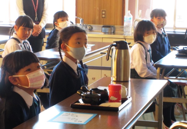 お茶教室での大切な学び ~小学1年生