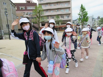 春の歓迎遠足に行きました ~小学生が金比羅山へ