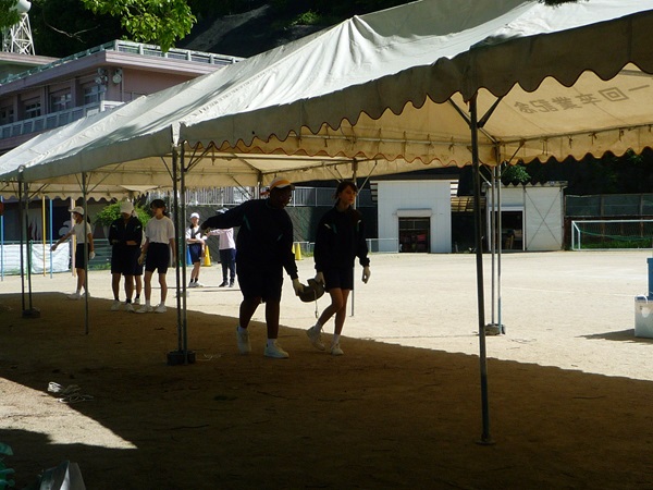 ファミリースポーツデイテント張り