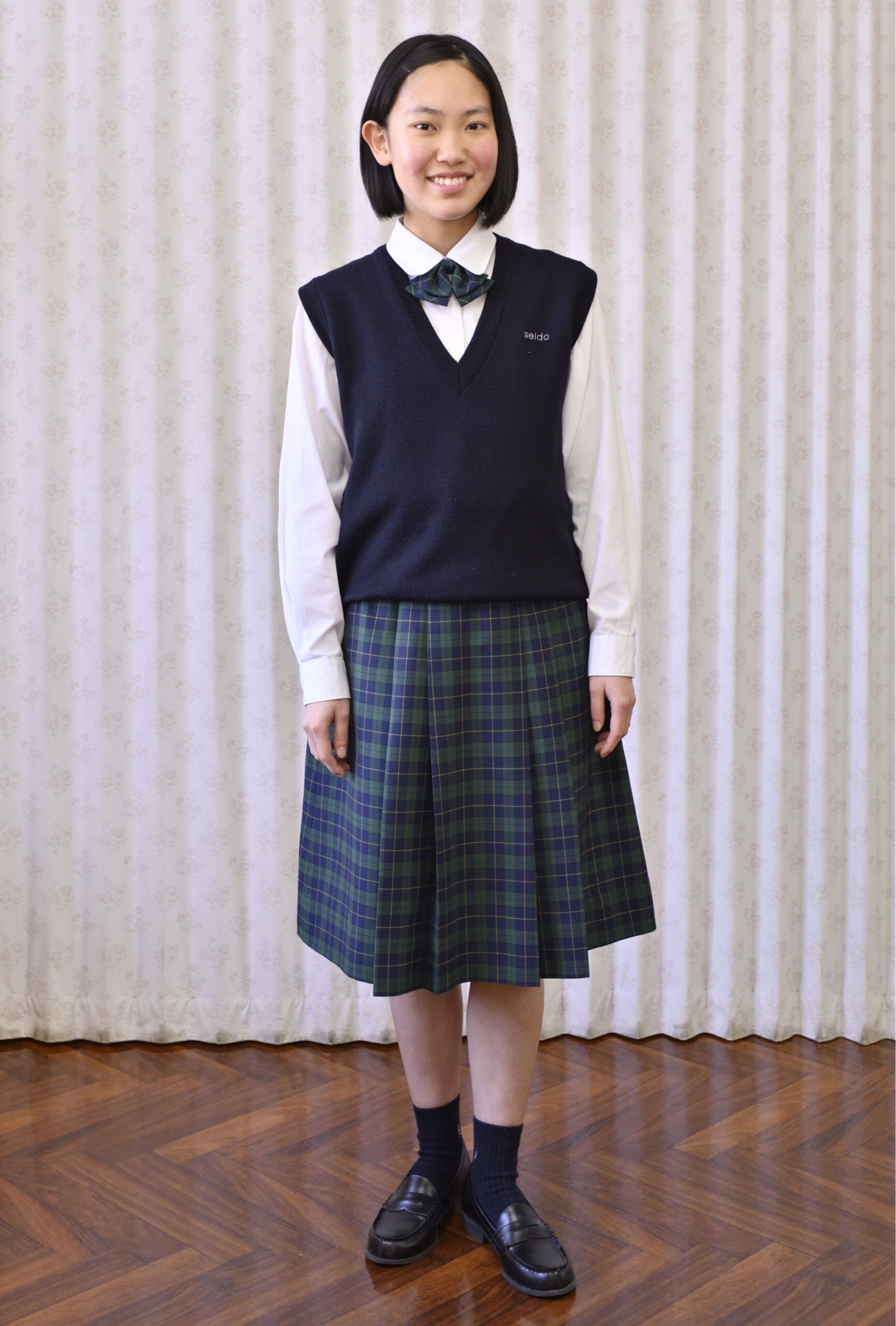 中学生の合服紺色ベスト